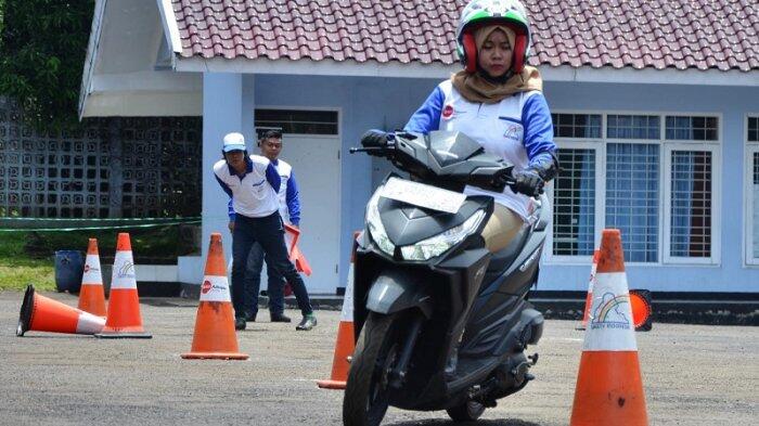 18 Paguyuban Honda Adu Ketangkasan di Kompetisi Safety Riding Regional Jabar