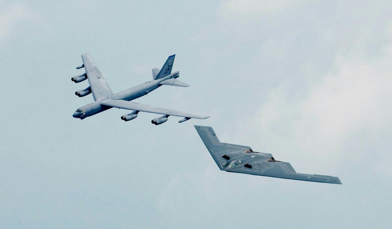 Mengenal B-2 Spirit, Pesawat Ini Bentuknya Segitiga Gan!