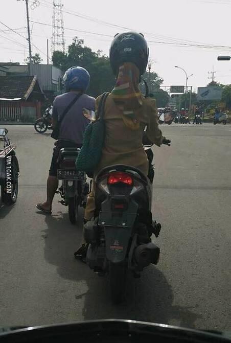 12 Foto gaya orang Indonesia pakai helm ini luar biasa uniknya, kocak