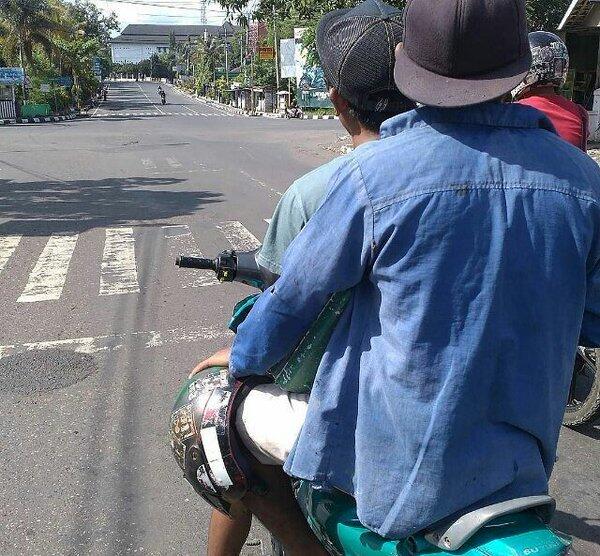 12 Foto gaya orang Indonesia pakai helm ini luar biasa uniknya, kocak