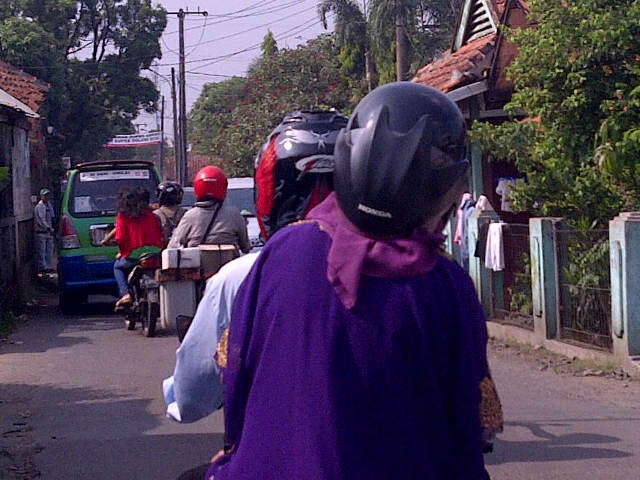 12 Foto gaya orang Indonesia pakai helm ini luar biasa uniknya, kocak