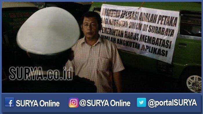 Angkot di Surabaya Pasang Spanduk Tolak Taksi Online