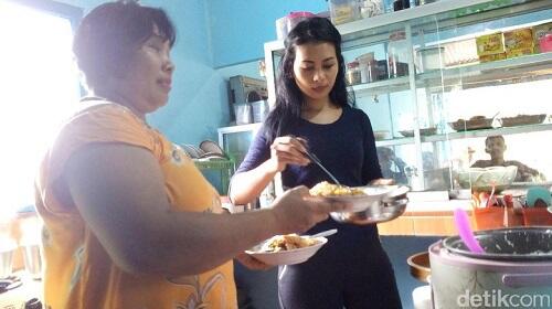 Mbak Ita, Pelayan Warung Kopi Cantik yang Viral