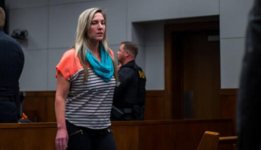 Awas!! Hot Mom Ini Doyan Bercinta sama ABG di Mobil