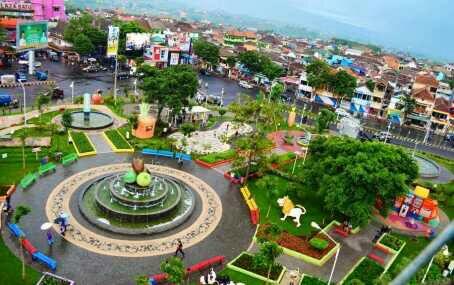 ALUN-ALUN DI SEPUTARAN JAWA TIMUR