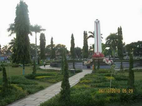 ALUN-ALUN DI SEPUTARAN JAWA TIMUR