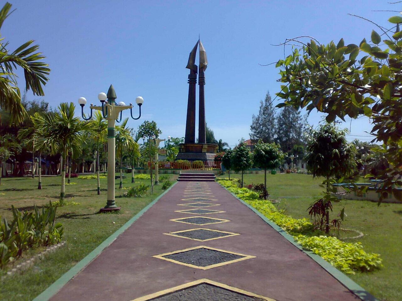 ALUN-ALUN DI SEPUTARAN JAWA TIMUR