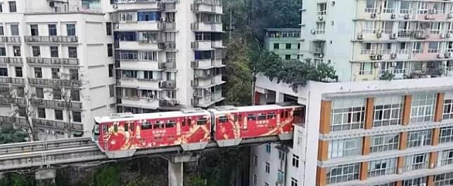 Kekurangan Lahan, Rel Kereta Ini Dibuat Menembus Apartemen