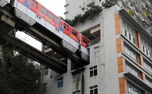 Kekurangan Lahan, Rel Kereta Ini Dibuat Menembus Apartemen