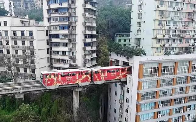 Kekurangan Lahan, Rel Kereta Ini Dibuat Menembus Apartemen