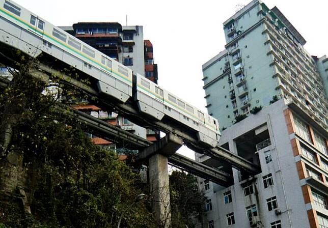 Kekurangan Lahan, Rel Kereta Ini Dibuat Menembus Apartemen