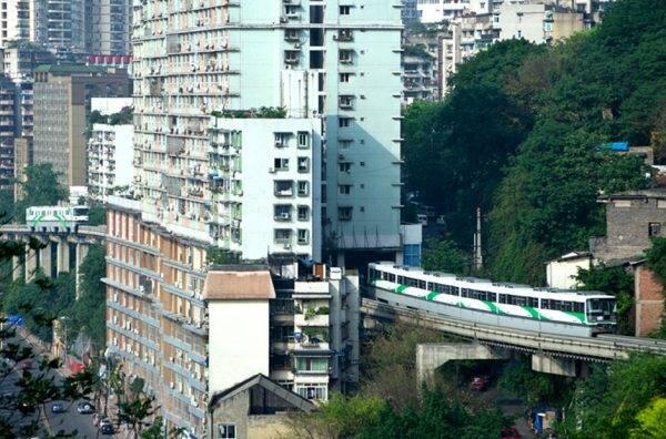 Kekurangan Lahan, Rel Kereta Ini Dibuat Menembus Apartemen