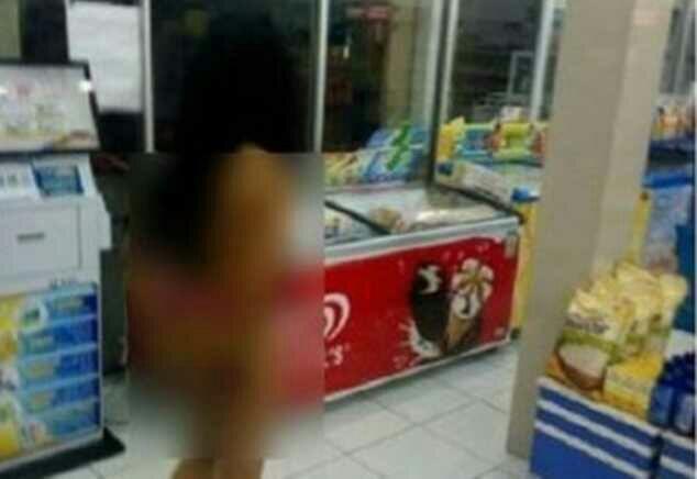 Heboh! Cewek Ini Pergi Belanja Tidak Menggunakan Baju