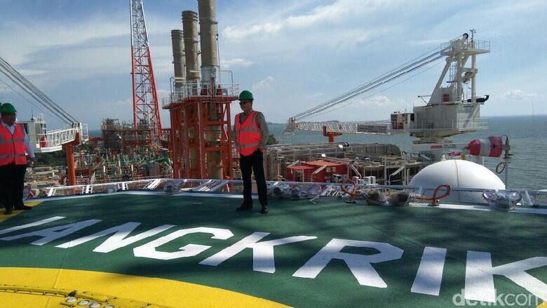 Jonan Resmikan Kapal Raksasa Pengolahan Gas Bernama Jangkrik