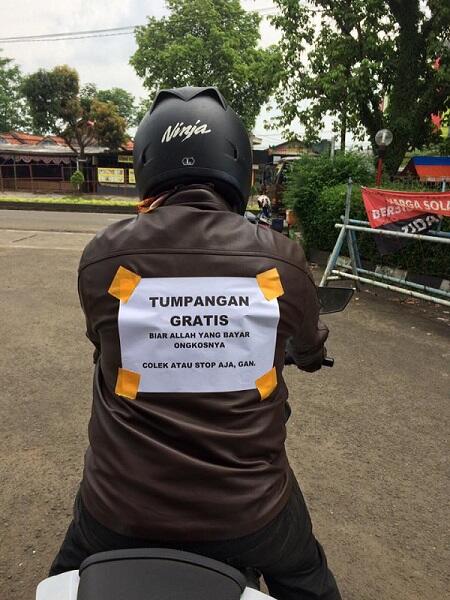 Keren! Pria Ini Beri Tumpangan Gratis Bagi Korban Demo di Bogor