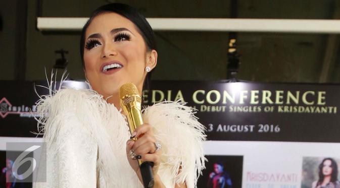 Foto Krisdayanti Ini Dianggap Janggal, Ada Apa?