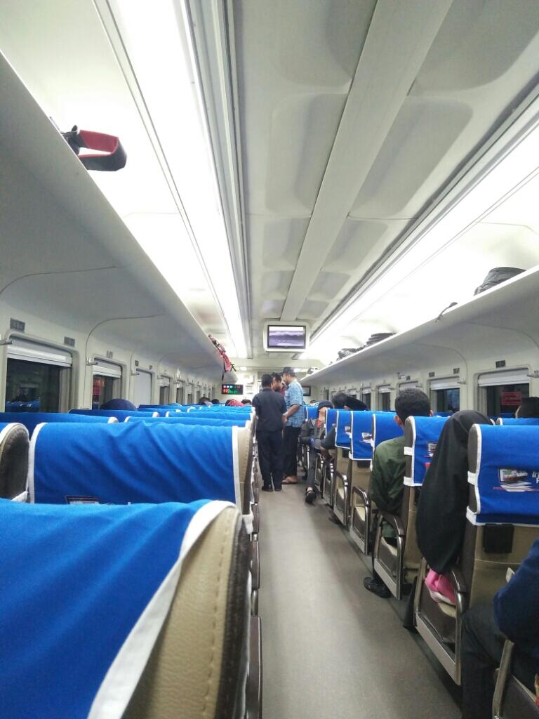 Jatuh Cinta Pada Kereta Kaligung 