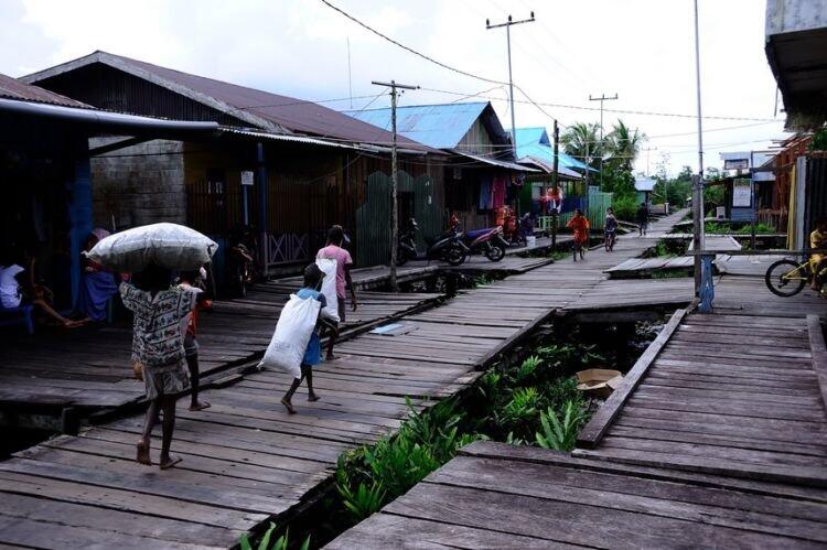 Ini Dia Kota Bebas Polusi di Papua yang Mengapung di Atas Papan