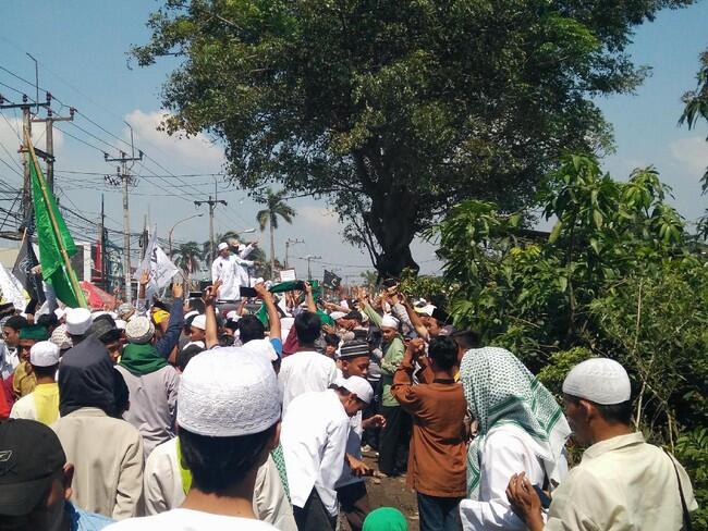 Dilempari Batu, Polisi Lepaskan Gas Air Mata ke Pendemo Gereja