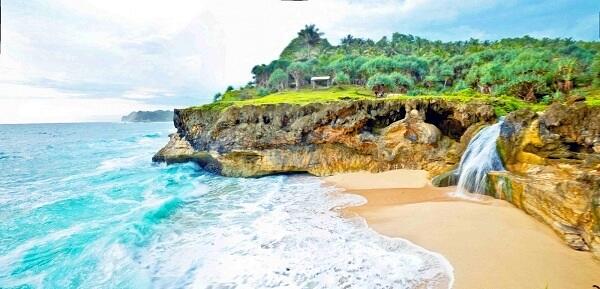 Ibarat Paket Lengkap, Liburan ke Beberapa Pantai Yang Ada Air Terjunnya!