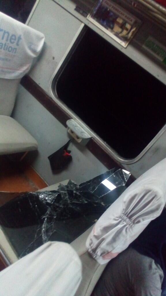 Biadab!!, Kereta Serayu Diserang Oleh Oknum Di Stasiun Kiara Condong