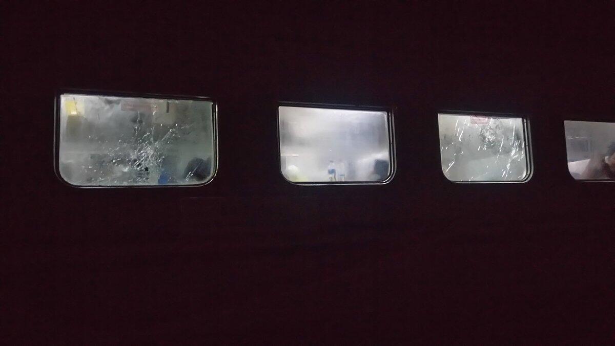 Biadab!!, Kereta Serayu Diserang Oleh Oknum Di Stasiun Kiara Condong