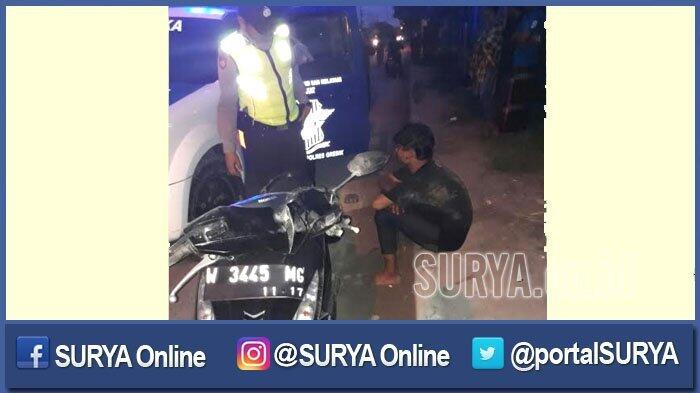 Mabuk, Naik Motor Boncengan, Tabrak Trotoar, Seorang Tewas, Satu Luka Ringan