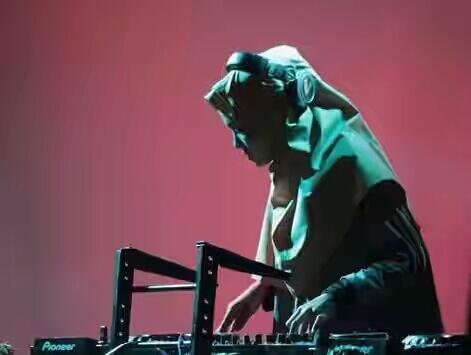 Mengenal lebih dekat Chika, DJ berhijab lagi viral di medsos