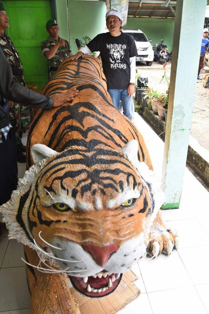 Kang Dedi Mulyadi sumbangkan patung macan untuk menggantikan macan lucu cisewu gan!