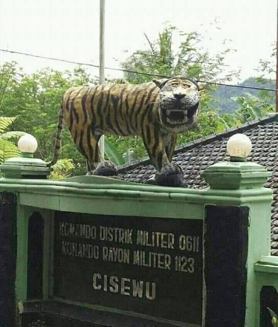 Kang Dedi Mulyadi sumbangkan patung macan untuk menggantikan macan lucu cisewu gan!