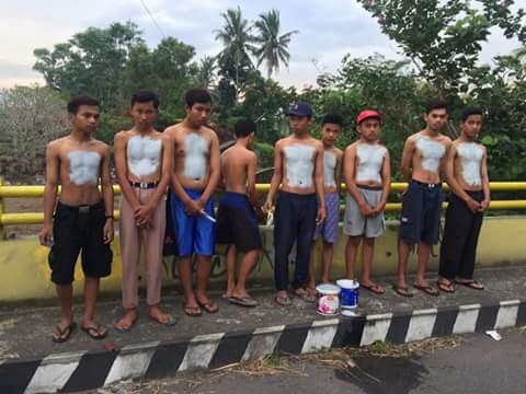 Ketahuan Corat-coret Tembok, 8 Bocah Ini Dihukum Cat Ulang