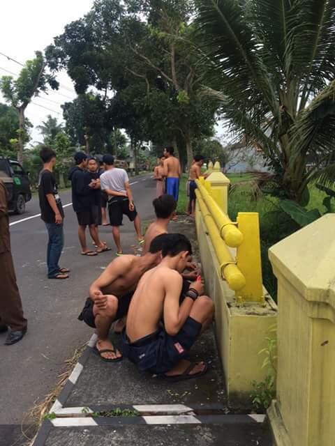 Ketahuan Corat-coret Tembok, 8 Bocah Ini Dihukum Cat Ulang