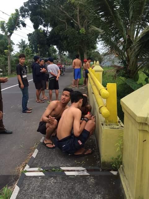 Ketahuan Corat-coret Tembok, 8 Bocah Ini Dihukum Cat Ulang