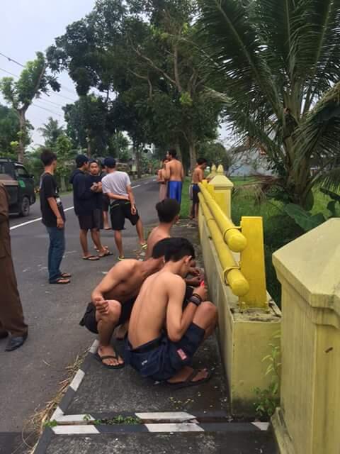 Ketahuan Corat-coret Tembok, 8 Bocah Ini Dihukum Cat Ulang