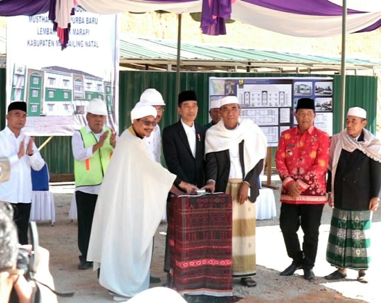 Pakai Peci dan Sarung, Jokowi Groundbreaking Ponpes di Mandailing Natal