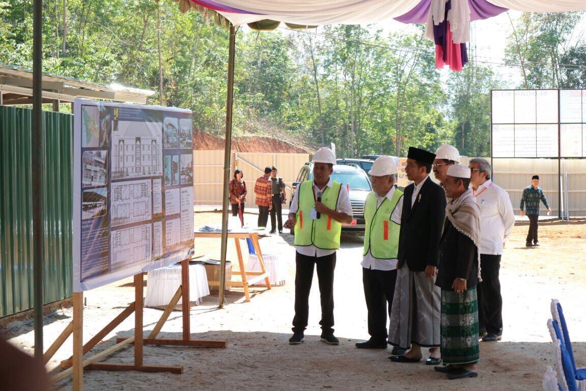 Pakai Peci dan Sarung, Jokowi Groundbreaking Ponpes di Mandailing Natal