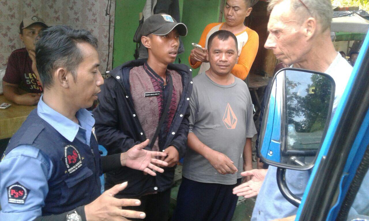 WNA Asal Inggris yang Menggelandang diselamatkan Petugas