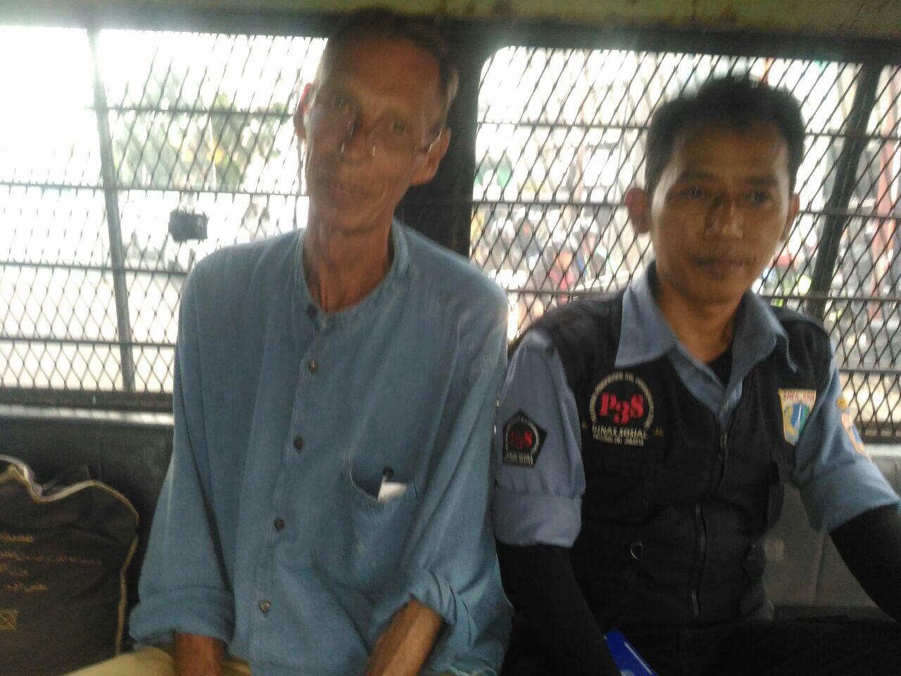 WNA Asal Inggris yang Menggelandang diselamatkan Petugas