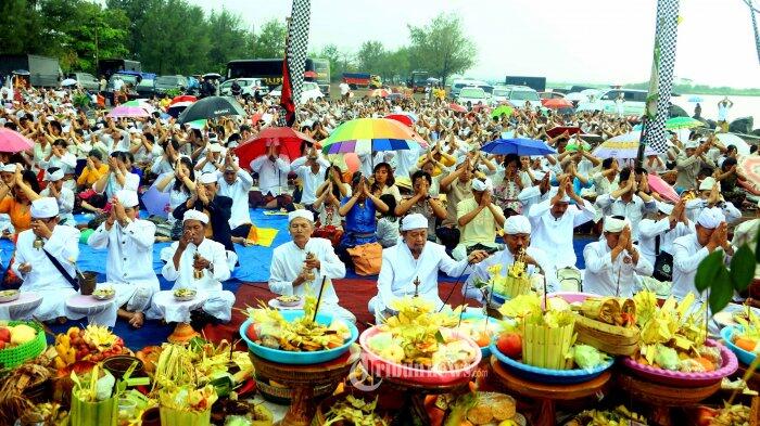 Umat Hindu Lakukan Upacara Melasti Sambut Hari Raya Nyepi