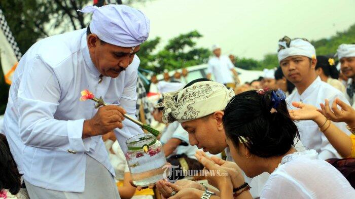 Umat Hindu Lakukan Upacara Melasti Sambut Hari Raya Nyepi