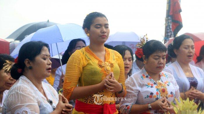 Umat Hindu Lakukan Upacara Melasti Sambut Hari Raya Nyepi