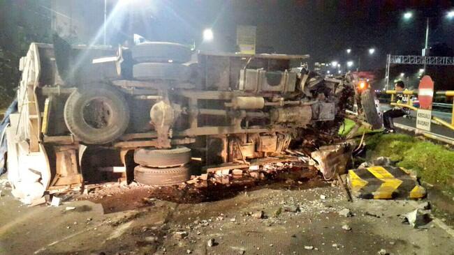 Tabrak Separator Busway di Senayan, Truk Bermuatan Batu Terguling