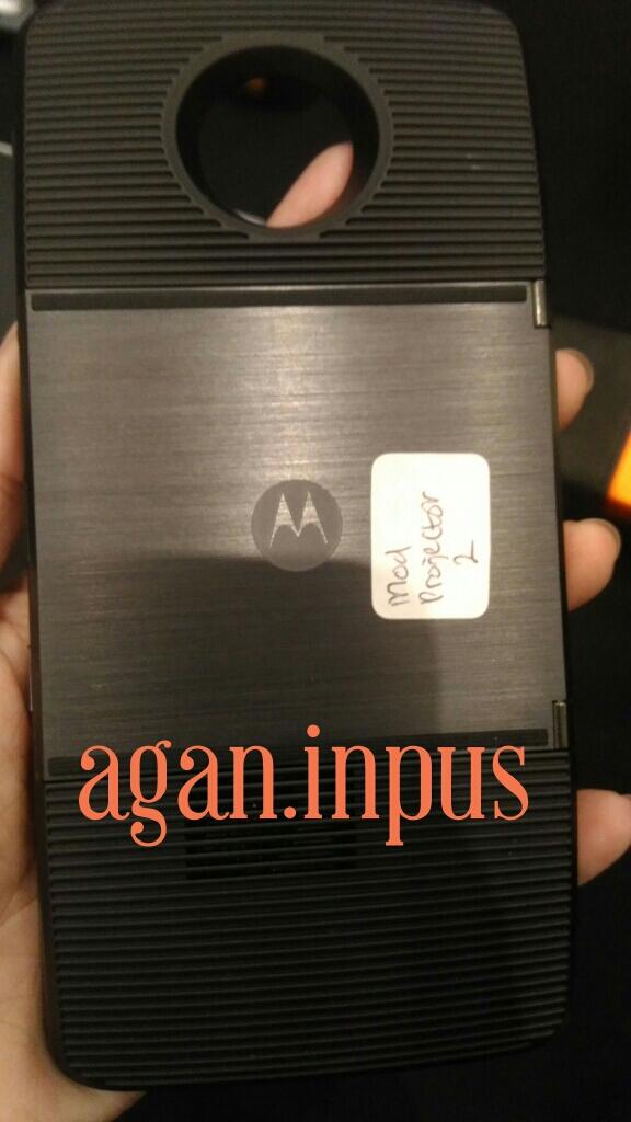 &#91;TC MOTO Z&#93; Moto Insta-Share Projector bikin kerjaan jadi mudah dimana aja