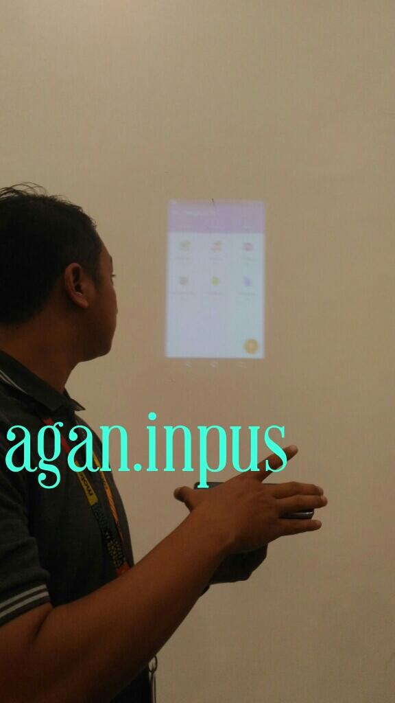 &#91;TC MOTO Z&#93; Moto Insta-Share Projector bikin kerjaan jadi mudah dimana aja