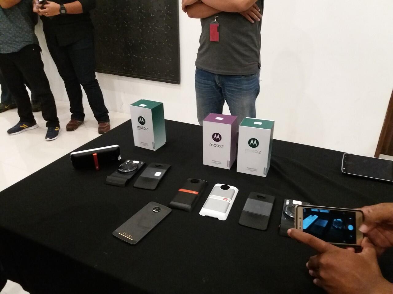 &#91;TC MOTO Z&#93; Ngegame Makin Asik Dengan Incipio offGRID™ Power Pack Mod Moto Z