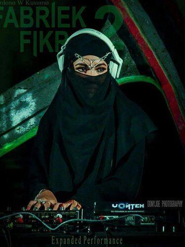 Foto: Gaya Hijab Si Manis Ariska, DJ Berhijab yang Jadi Viral