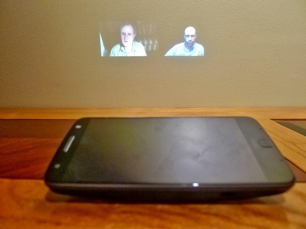 &#91;TC MOTO Z&#93; Bikin bioskop mudah dengan Moto Insta-Share Projector