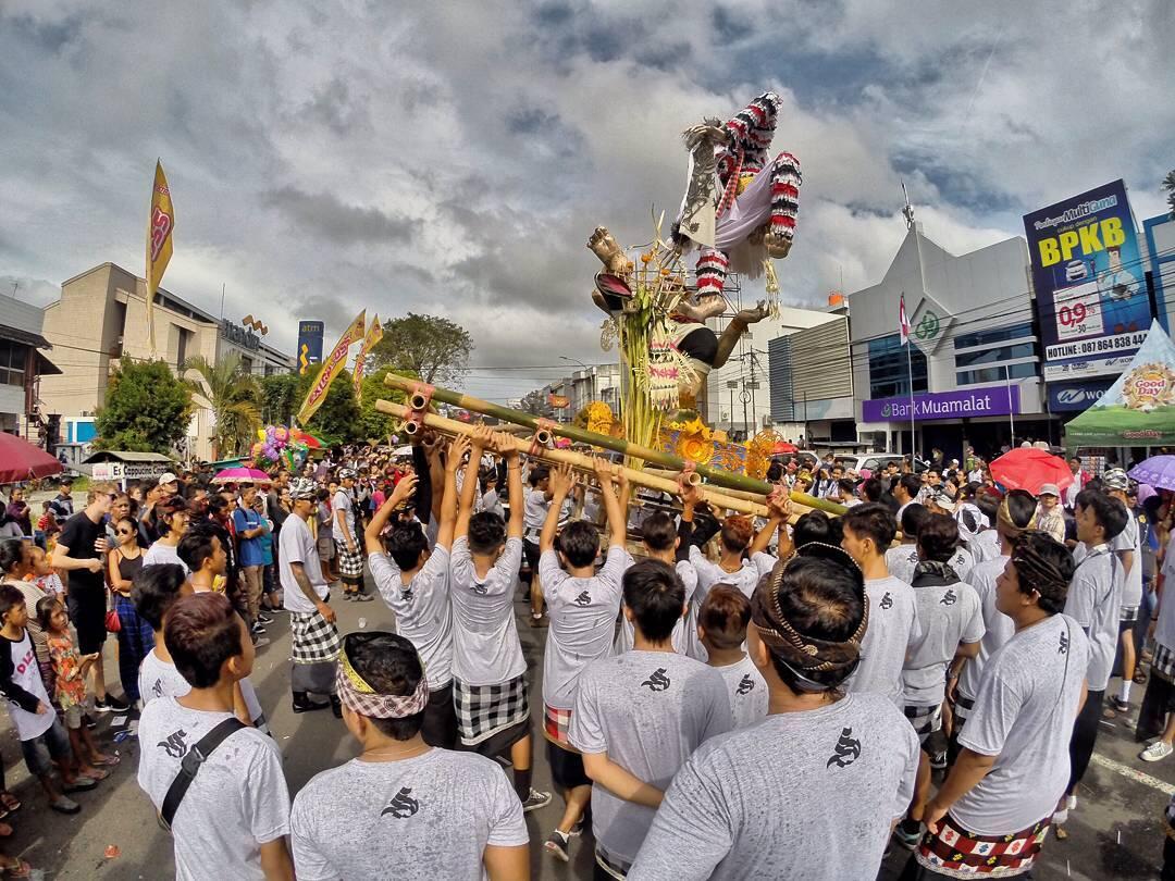 Meriahnya Parade Ogoh-Ogoh di Pulau Seribu Masjid