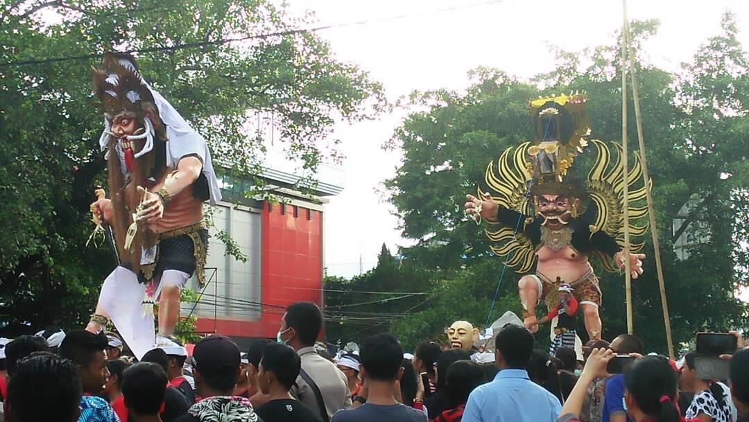 Meriahnya Parade Ogoh-Ogoh di Pulau Seribu Masjid