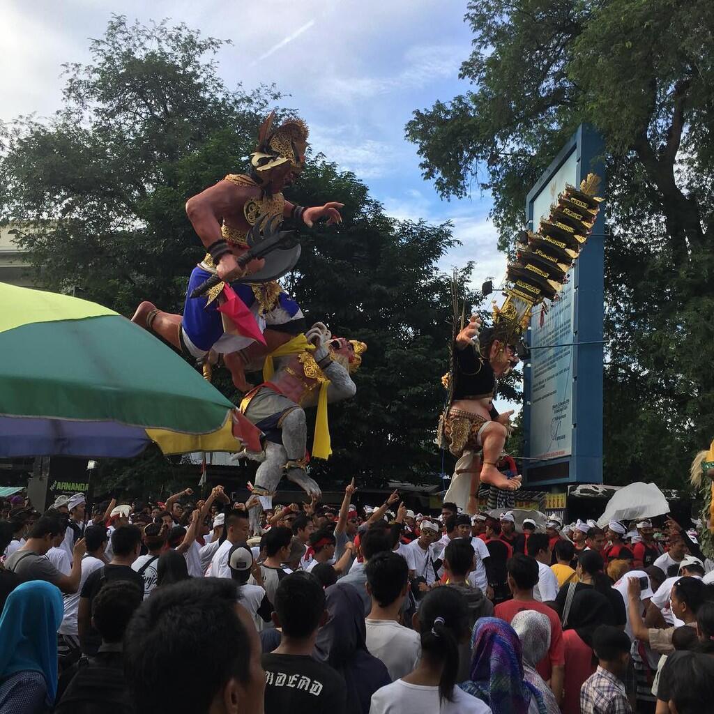 Meriahnya Parade Ogoh-Ogoh di Pulau Seribu Masjid